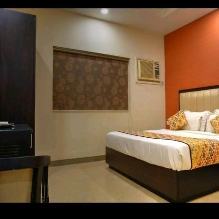 โฮเต็ล เดไวแรม พาเลซ Hotel อัครา ภายนอก รูปภาพ
