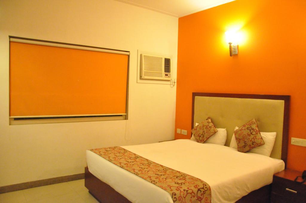 โฮเต็ล เดไวแรม พาเลซ Hotel อัครา ภายนอก รูปภาพ