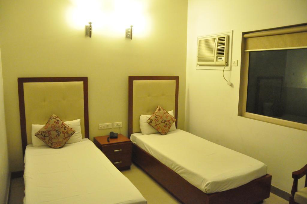 โฮเต็ล เดไวแรม พาเลซ Hotel อัครา ภายนอก รูปภาพ