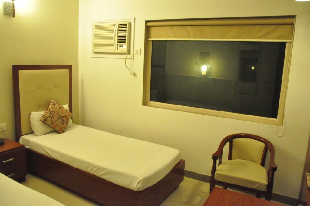 โฮเต็ล เดไวแรม พาเลซ Hotel อัครา ภายนอก รูปภาพ