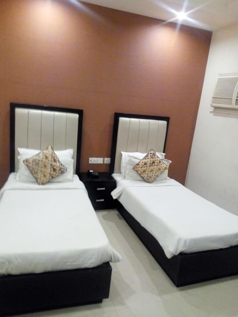 โฮเต็ล เดไวแรม พาเลซ Hotel อัครา ภายนอก รูปภาพ