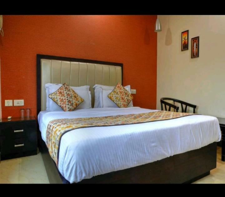 โฮเต็ล เดไวแรม พาเลซ Hotel อัครา ภายนอก รูปภาพ